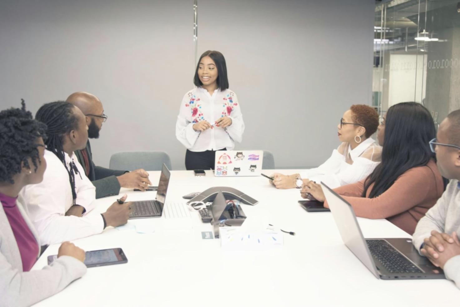 Équipe islalanialoon travaillant sur des solutions budgétaires personnalisées